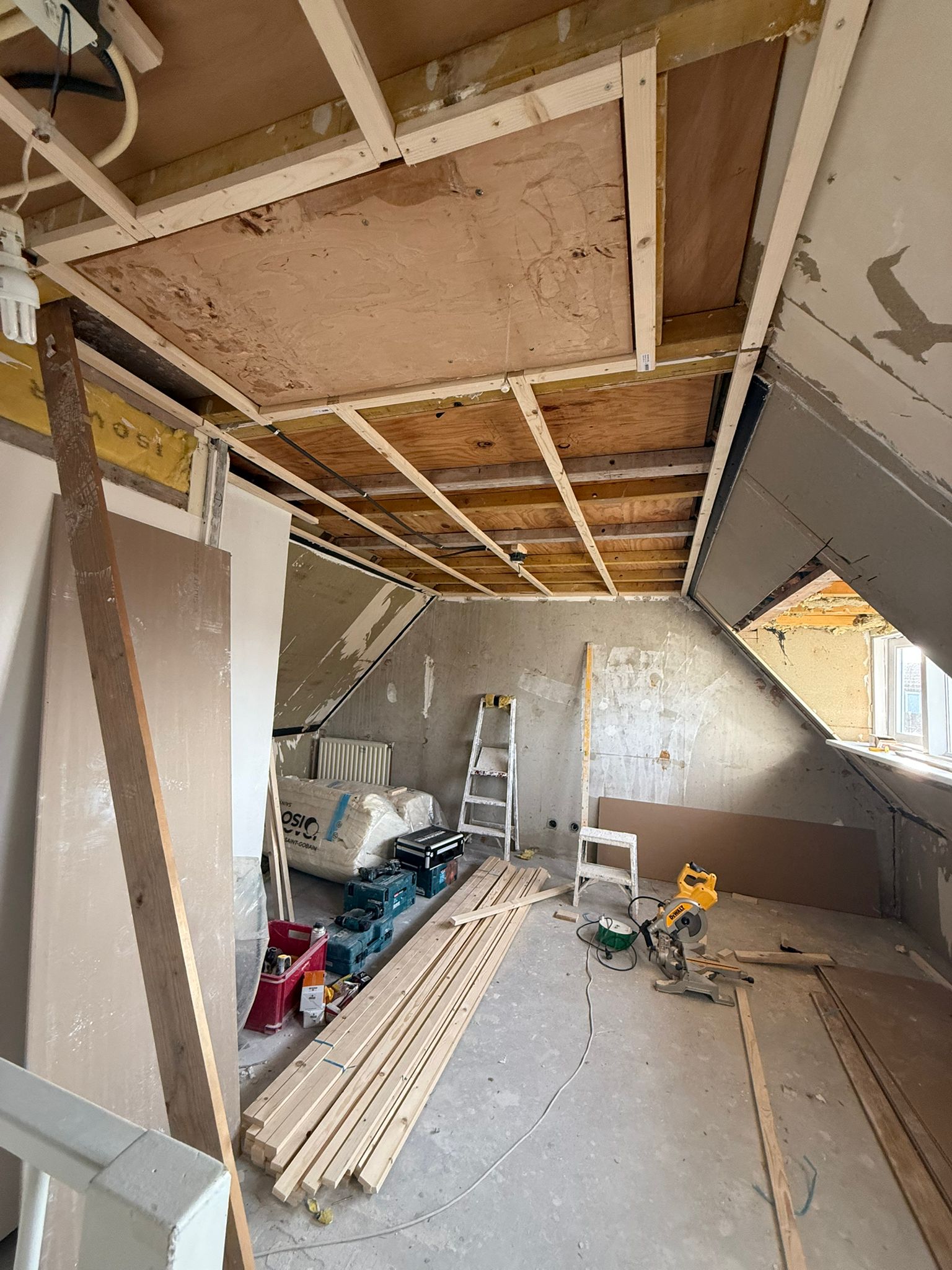 Plafond regelwerk voorbereid voor isolatie en afwerking